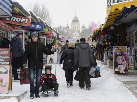Дончане учатся жить без страха: несмотря на плохую погоду, люди гуляют в парках и сидят в кафе