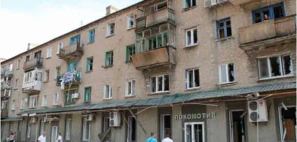 В Ясиноватой ремонтируют разрушенную обстрелами многоэтажку