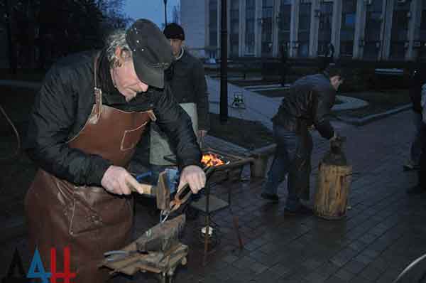 Донецкие кузнецы в День святого Валентина выковали сердца для влюбленных