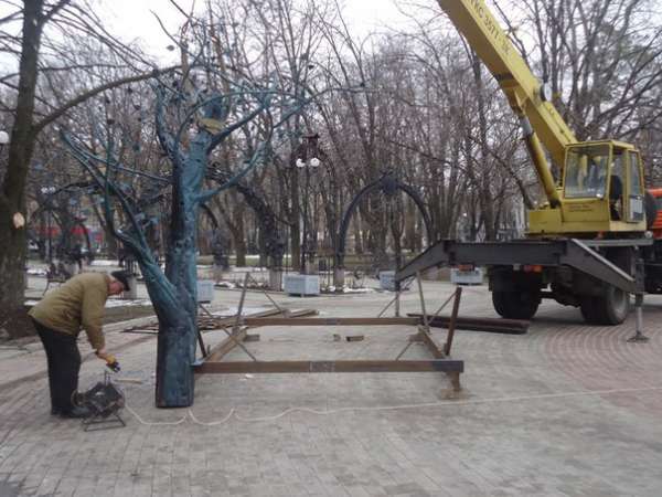 В парке кованых фигур устанавливают беседку, уцелевшую в донецком аэропорту