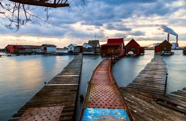 «Плавучая деревня» в Венгрии