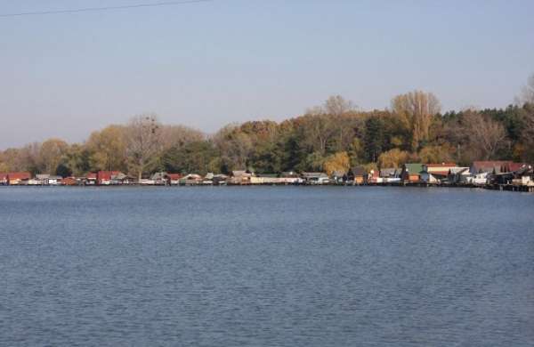 «Плавучая деревня» в Венгрии