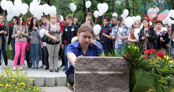 В Донецке сегодня почтили память детей, погибших от обстрелов