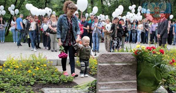 В Донецке сегодня почтили память детей, погибших от обстрелов