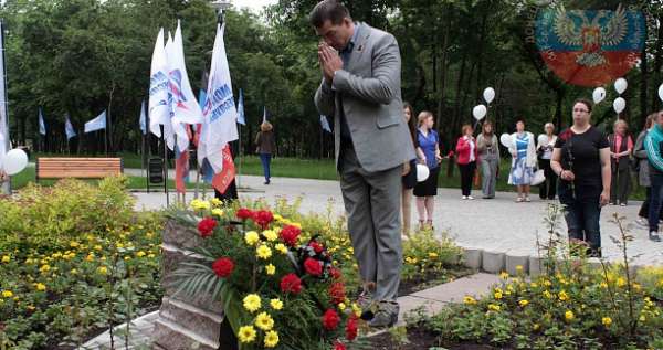 В Донецке сегодня почтили память детей, погибших от обстрелов