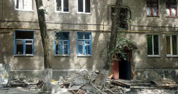 В Донецке восстанавливают дома, поврежденные обстрелом 9 июня