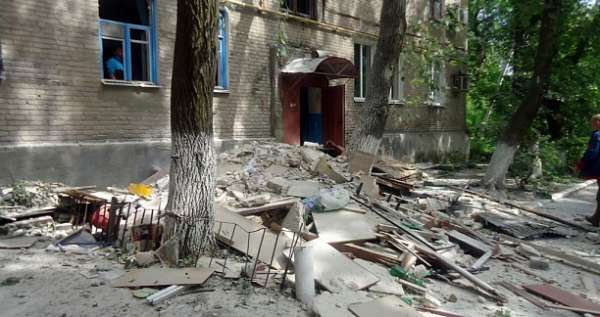 В Донецке восстанавливают дома, поврежденные обстрелом 9 июня