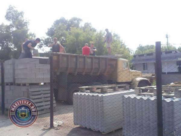 В Червоногвардейском районе владельцам пострадавших в результате боевых действий домов выдали строительные материалы