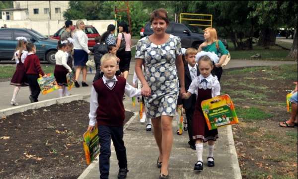 Педагоги донецкой гимназии № 33 в день открытия после восстановления провели первый за два года урок