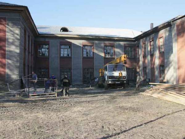 В Макеевке восстанавливают школу, пострадавшую при обстреле