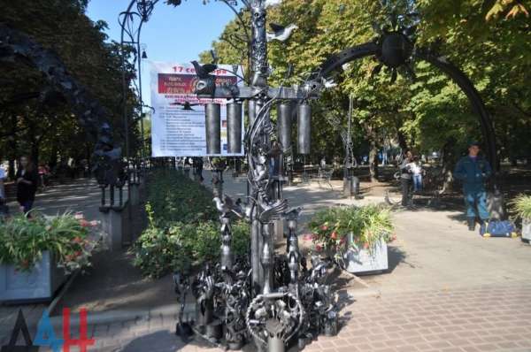 Кузнецы установили в центре Донецка трехметровый меч