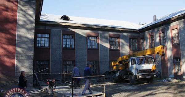 В Макеевке продолжается восстановление школы, поврежденной обстрелом (ФОТО)