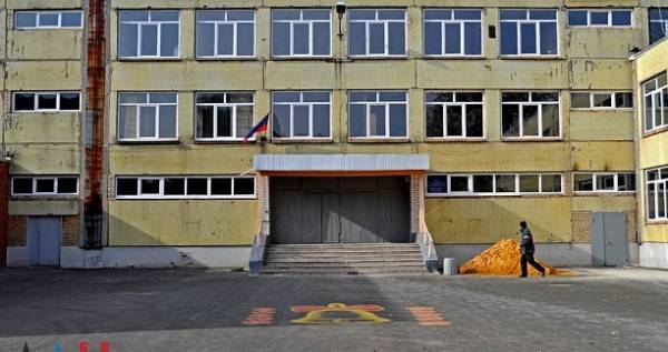 В Донецке восстанавливают поврежденную обстрелами школу №51 (ФОТО)