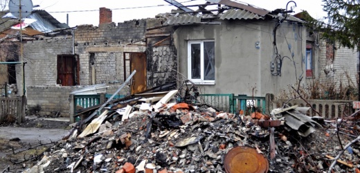 В микрорайонах, расположенных вблизи донецкого аэропорта, вывозят мусор