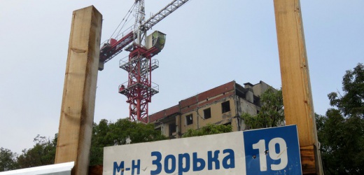 В Ясиноватой продолжают восстанавливать поврежденную обстрелами многоэтажку