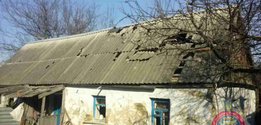 В результате обстрела в селе Ясиноватского района поврежден дом и сгорел автомобиль