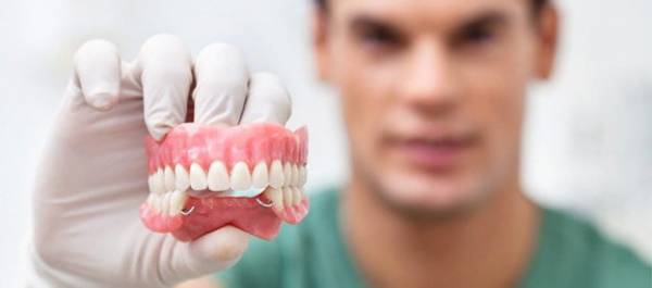 Городские стоматологии оказывают услуги по льготному протезированию зубов