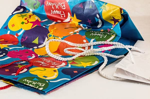 Для чего нужен подарочный пакет.