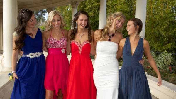 Что девушке одеть на выпускной?