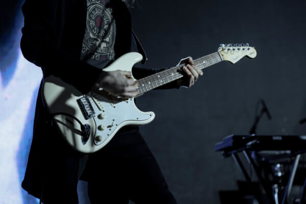 Подходим к выбору гитары с умом.