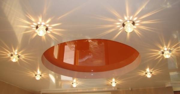 Как подобрать светильники для натяжных потолков?