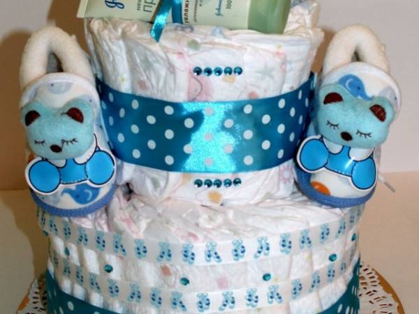 Оригинальный подарок для новорождённого - торт из... памперсов?