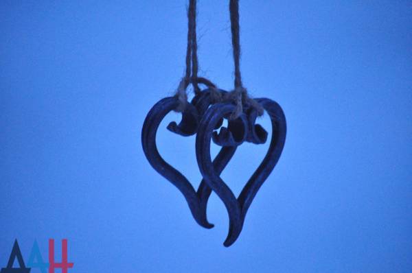 Кузнецы Донбасса подарили донецким влюбленным кованые «валентинки» к празднику