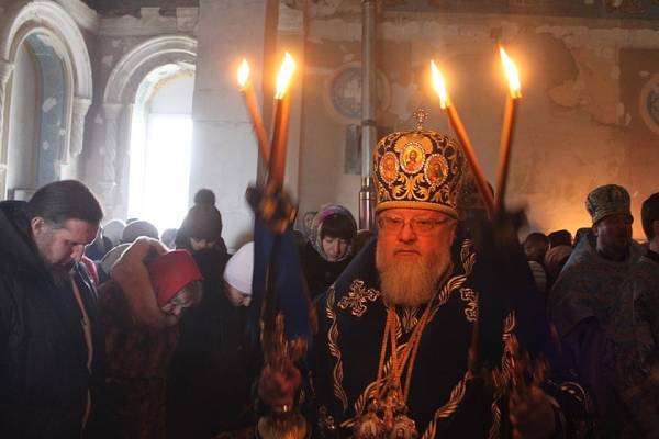 В разрушенном женском монастыре в Донецке прошел Престольный Праздник в честь Иверской иконы Божьей Матери