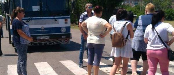 Акция протеста в Угледаре: Жены шахтеров перекрыли дорогу