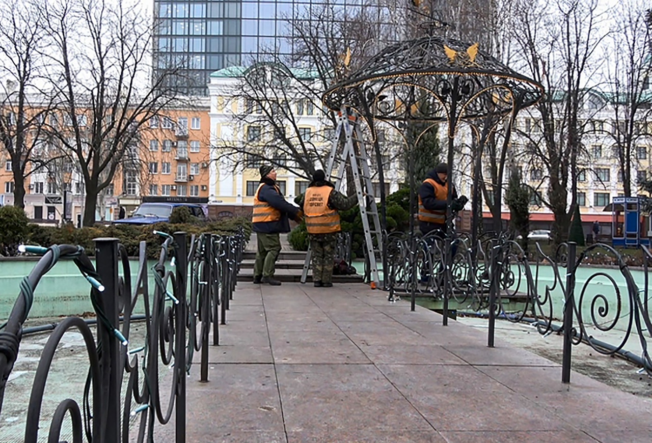 В Донецке завершилось украшение главной площади города