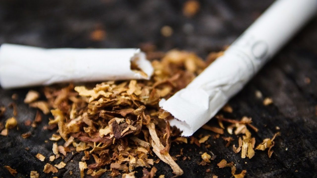 Запрет на курение, штрафы и нелегальный рынок: что готовит украинцам новый закон о сигаретах? (Видео)