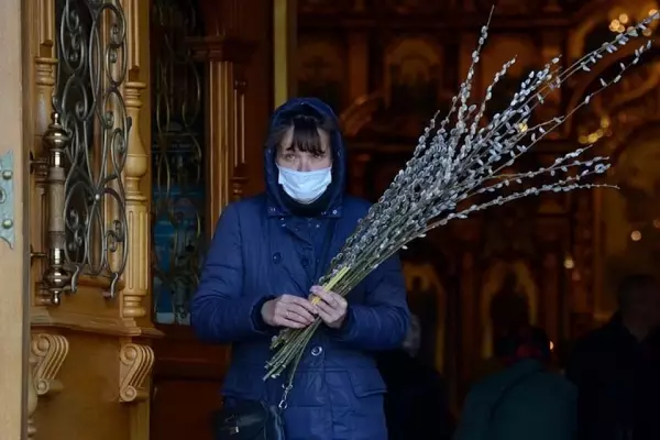 Вербное Воскресенье в Донецке 2020: Прихожане пришли в храм в защитных масках