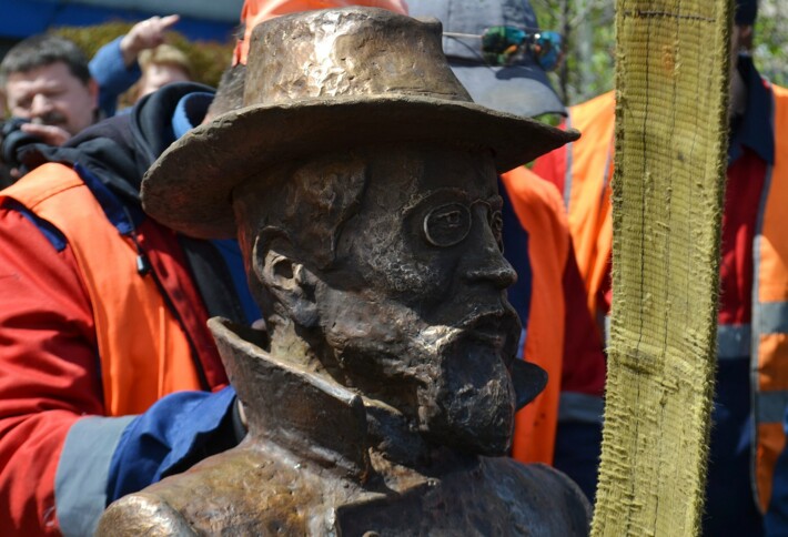 Сенсация в Донецке: 26 Лениных против одной «Чайки»