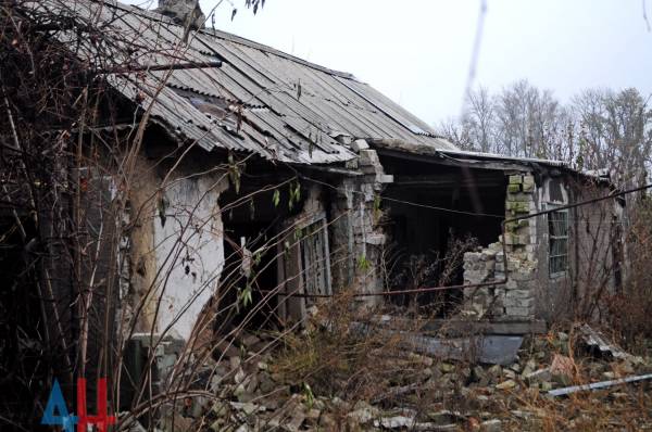 Стена частного жилого дома повреждена на западе Донецка в результате обстрела