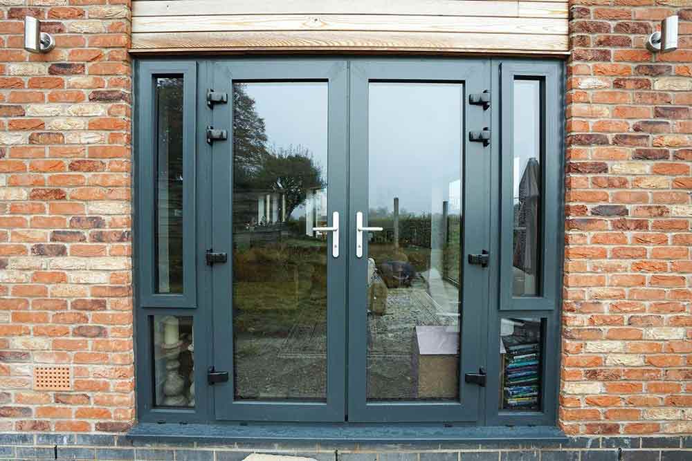 Преимущества алюминиевых дверей