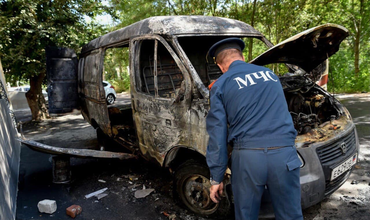 В Донецке воспламенился автомобиль скорой помощи