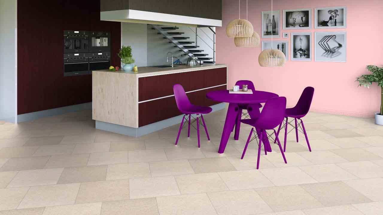 Идеальный кухонный пол: сравнение виниловой и керамической плитки