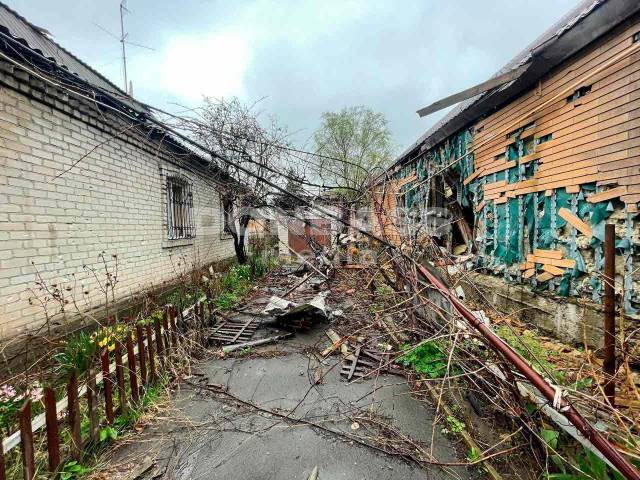 Последствия утреннего обстрела донецкого поселка Октябрьский, где ранение получил мирный житель