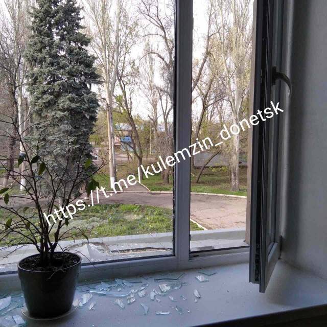 Последствия обстрела Школы искусств № 2 в Петровском районе.