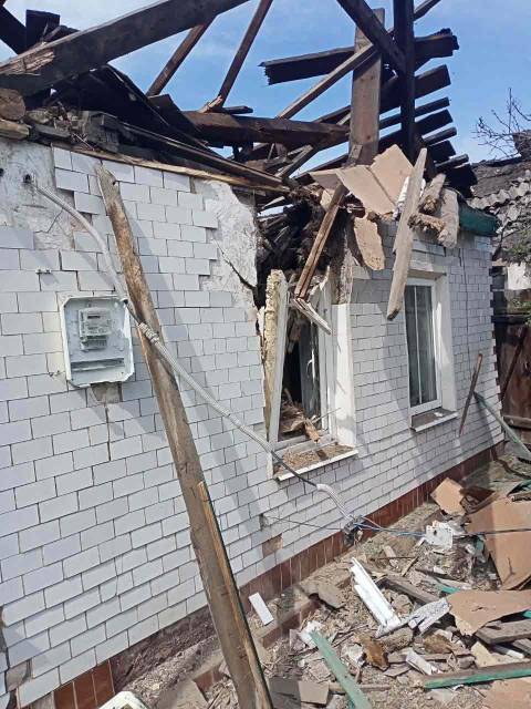 Последствия обстрела на ул. Ветеранов, 21 в Петровском районе Донецка