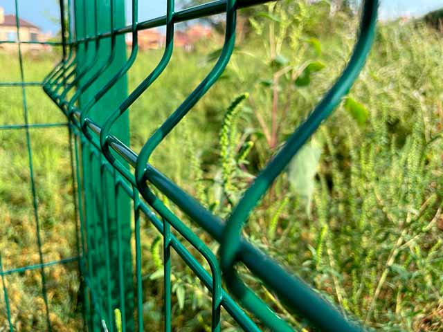 Отличный забор из прутьев