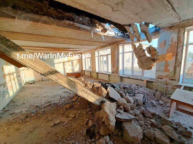 Последствия обстрела школы №41 в Куйбышевском районе Донецка