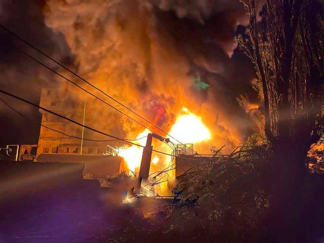 Ночной обстрел Макеевки, горит нефтебаза