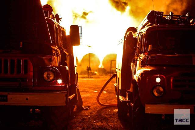 Ночной обстрел Макеевки, горит нефтебаза