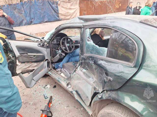 В Макеевке после ДТП МЧС спасло водителя авто