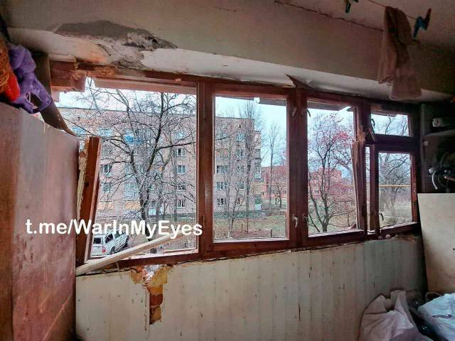 Киевский район Донецка, последствия прилета во двор жилой многоэтажки по проспекту Партизанскому