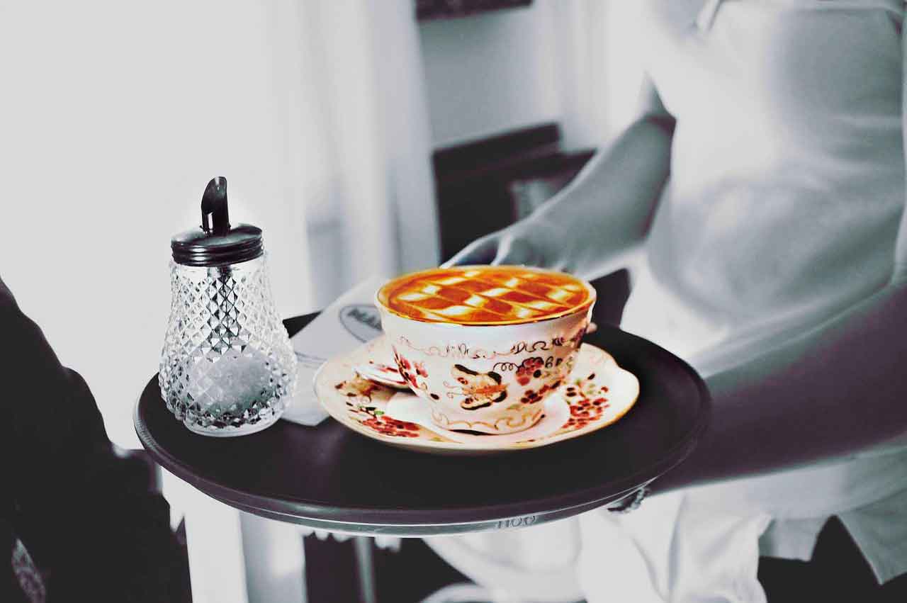 Требуется официант